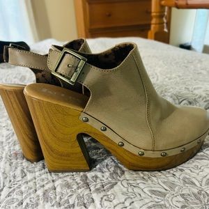 Tan Leather Korks clog.  Great shape.  Only ware once.